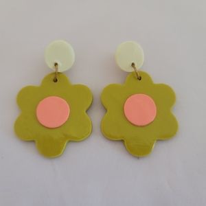 Blush Daisy Earrings (pierced)
